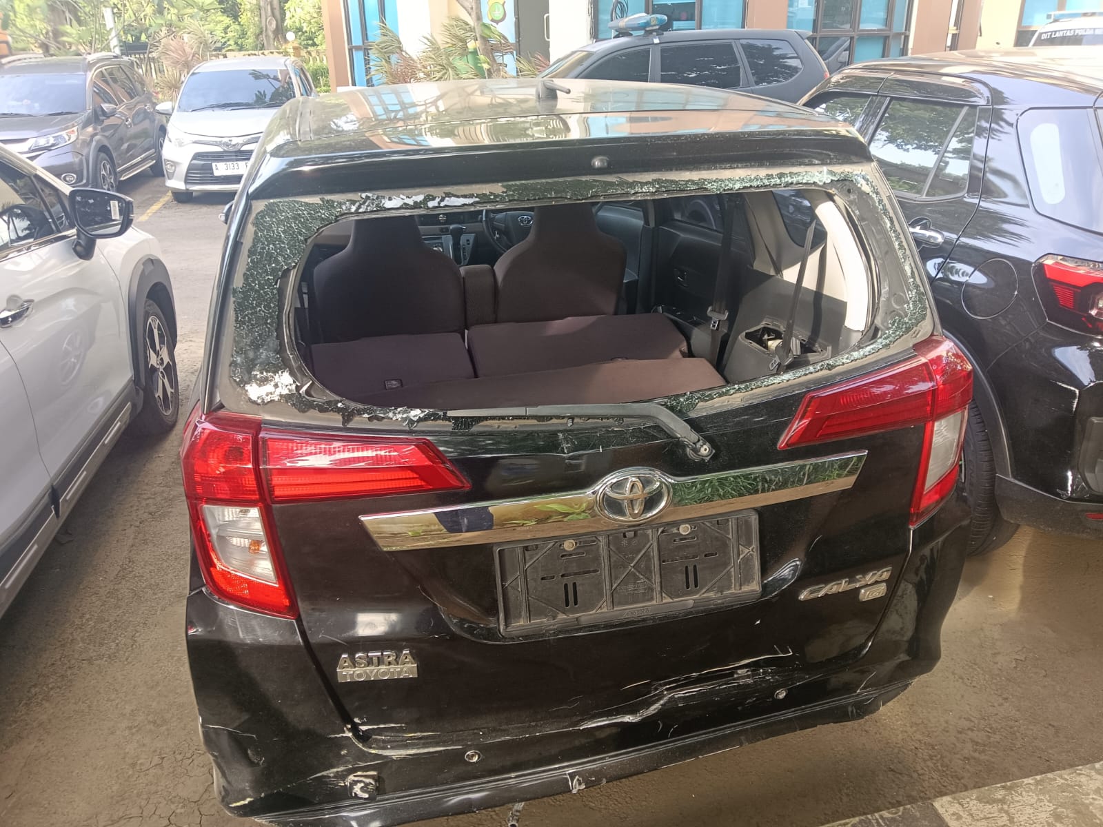 Mobil Calya yang diamuk massa karena ugal-ugalan di Jakpus. (BeritaNasional/Bachtiarudin Alam)
