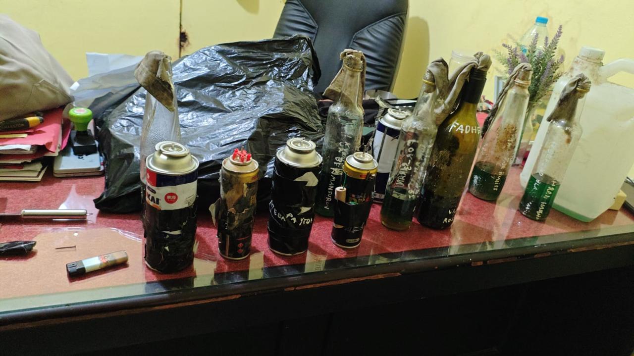 Barang bukti bom molotov yang diamankan polisi. (Foto/Istimewa)