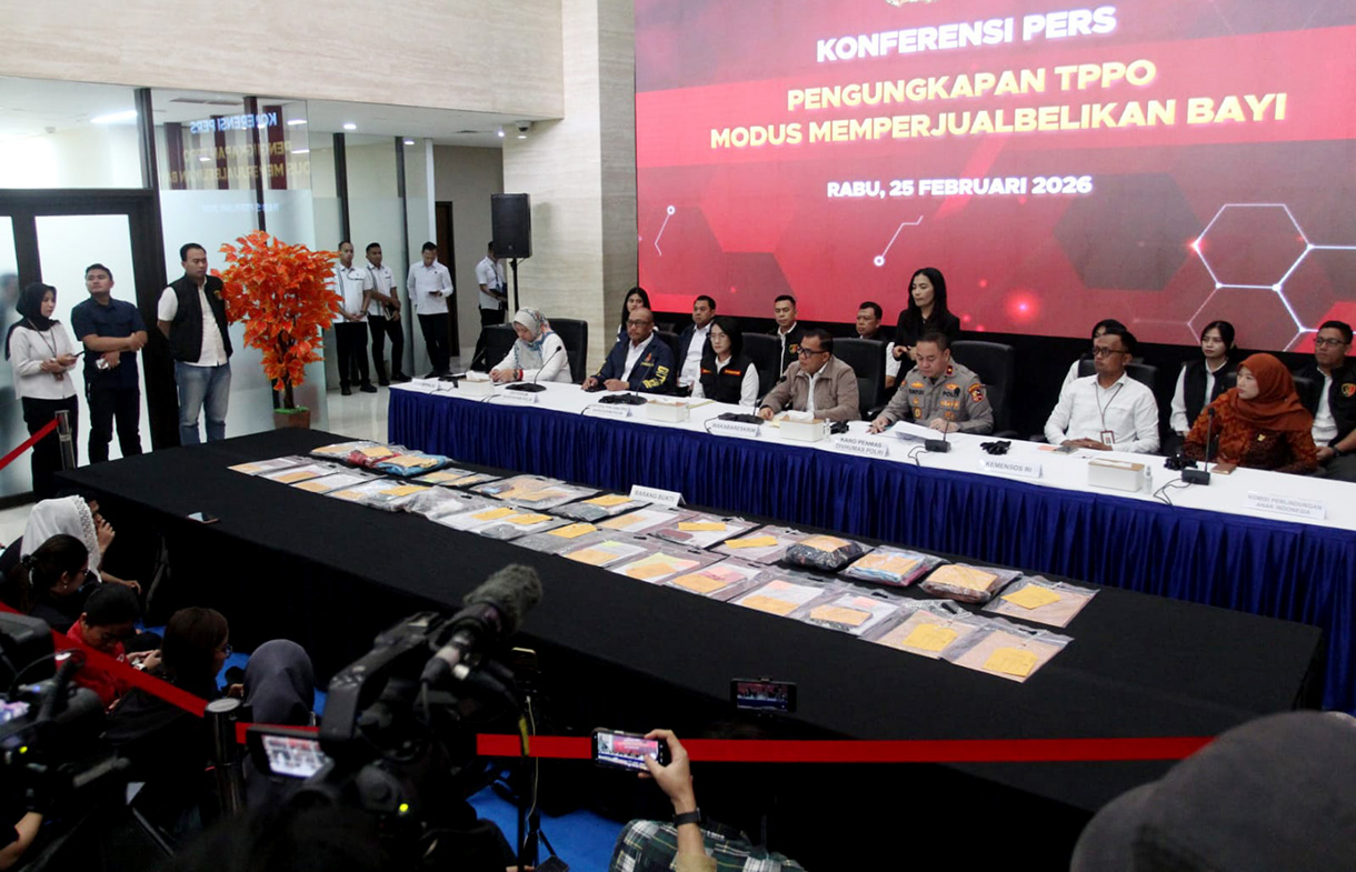 Wakabareskrim Polri Irjen Pol Nunung Syaifuddin (tengah) didampingi Karopenmas Divhumas Polri Brigjen Pol Trunoyudo Wisnu Andiko (kedua kanan), Dirtipid PPA dan PPO Bareskrim Polri Brigjen Pol Nurul Azizah (kedua kiri), Dirtipidum Bareskrim Polri Brigjen Pol Wira Satya Triputra (kiri), dan Direktur Rehabilitasi Sosial Anak Kementerian Sosial Agung Suhartoyo (kanan) menunjukkan barang bukti dalam konferensi pers pengungkapan kasus tindak pidana perdagangan orang (TPPO) dengan modus jual beli bayi di Bareskrim Polri, Jakarta, Rabu (25/2/2026).  (Beritanasional.com/Oke Atmaja)