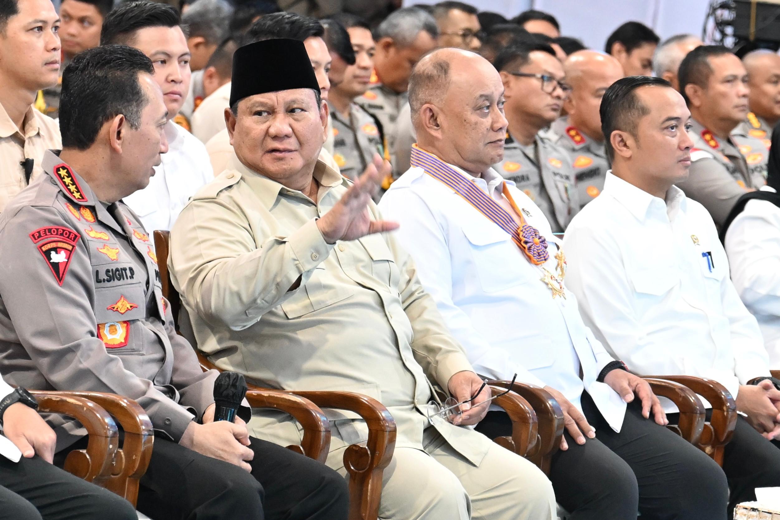Presiden Prabowo Subianto (dua dari kiri) berbincang dengan Kapolri Jenderal Listyo Sigit Prabowo. (Foto/BPMI)