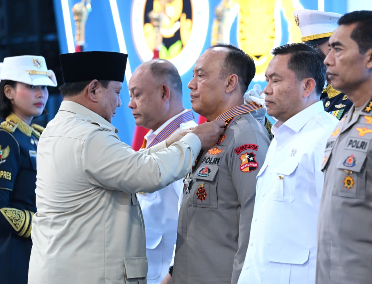 Presiden Prabowo Subianto saat memberikan penghargaan bintang jasa. (Foto/BPMI)