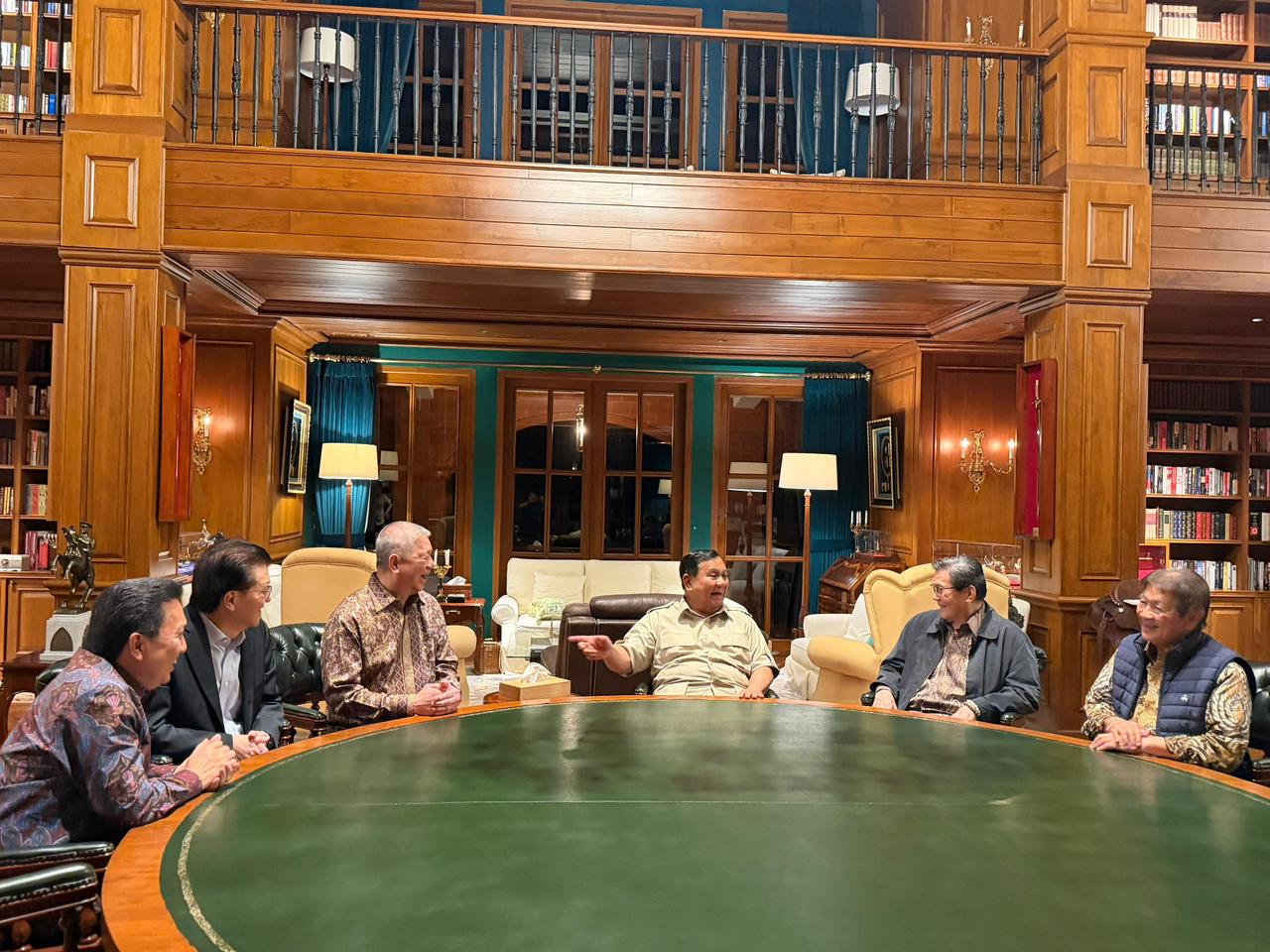 Presiden Prabowo Subianto menerima audiensi lima pengusaha nasional di Padepokan Garudayaksa, Hambalang. (Foto/Tim Media Presiden Prabowo)