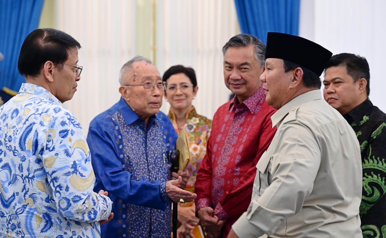 Presiden Prabowo Subianto (kanan) bersama eks Wamenlu Dino Patti Djalal (dua dari kanan). (Foto/BPMI)
