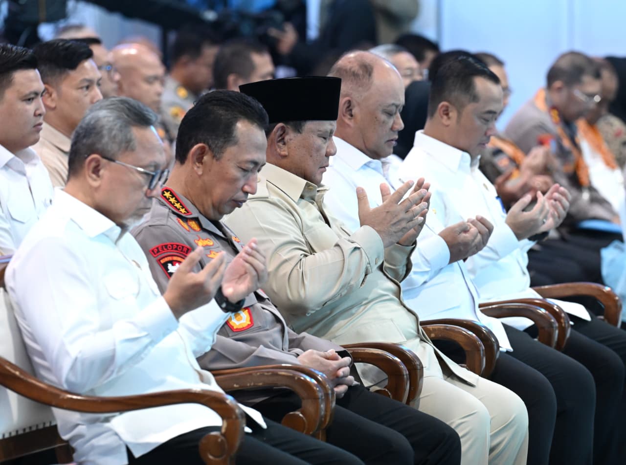 Presiden Prabowo Subianto (tiga dari kiri) sedang berdoa. (Foto/BPMI)