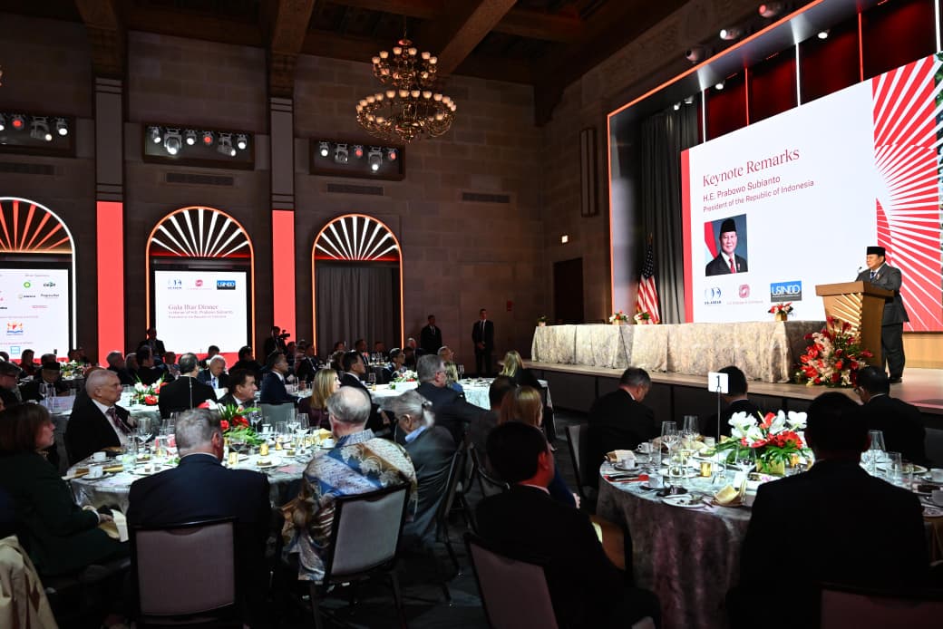 Presiden Prabowo Subianto (kanan) saat berpidato di Gala Iftar Iftar Dinner Business Summit. (Foto/BPMI)