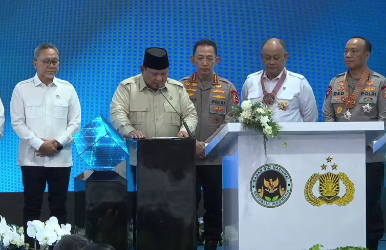 Presiden Prabowo Subianto (dua dari kiri) saat peresmian SPPG Polri. (Foto/YouTube Setpres).