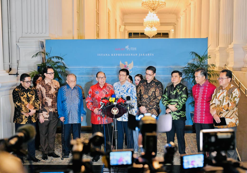 Para tokoh diplomasi, akademisi, serta pimpinan Komisi I DPR RI di Istana Merdeka, Jakarta. (Foto/BPMI)