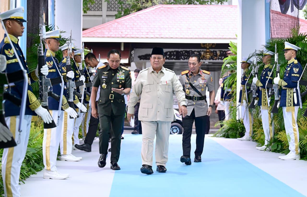 Presiden Prabowo Subianto sebelum Rapim TNI Polri, didampingi Kapolri dan Panglima TNI di Istana Merdeka, Senin (9/2/2026). (BeritaNasional/BPMI Setpres)