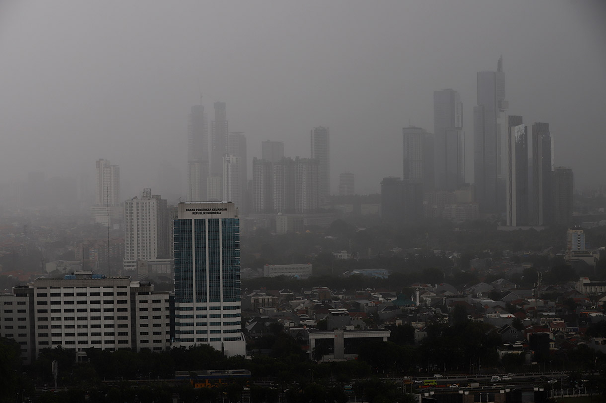 Cuaca Awan hitam tebal menyelimuti kawasan perkantoran dan permukiman di Wilayah Sudirman-Thamrin di Jakarta. (BeritaNasional/Oke Atmaja)