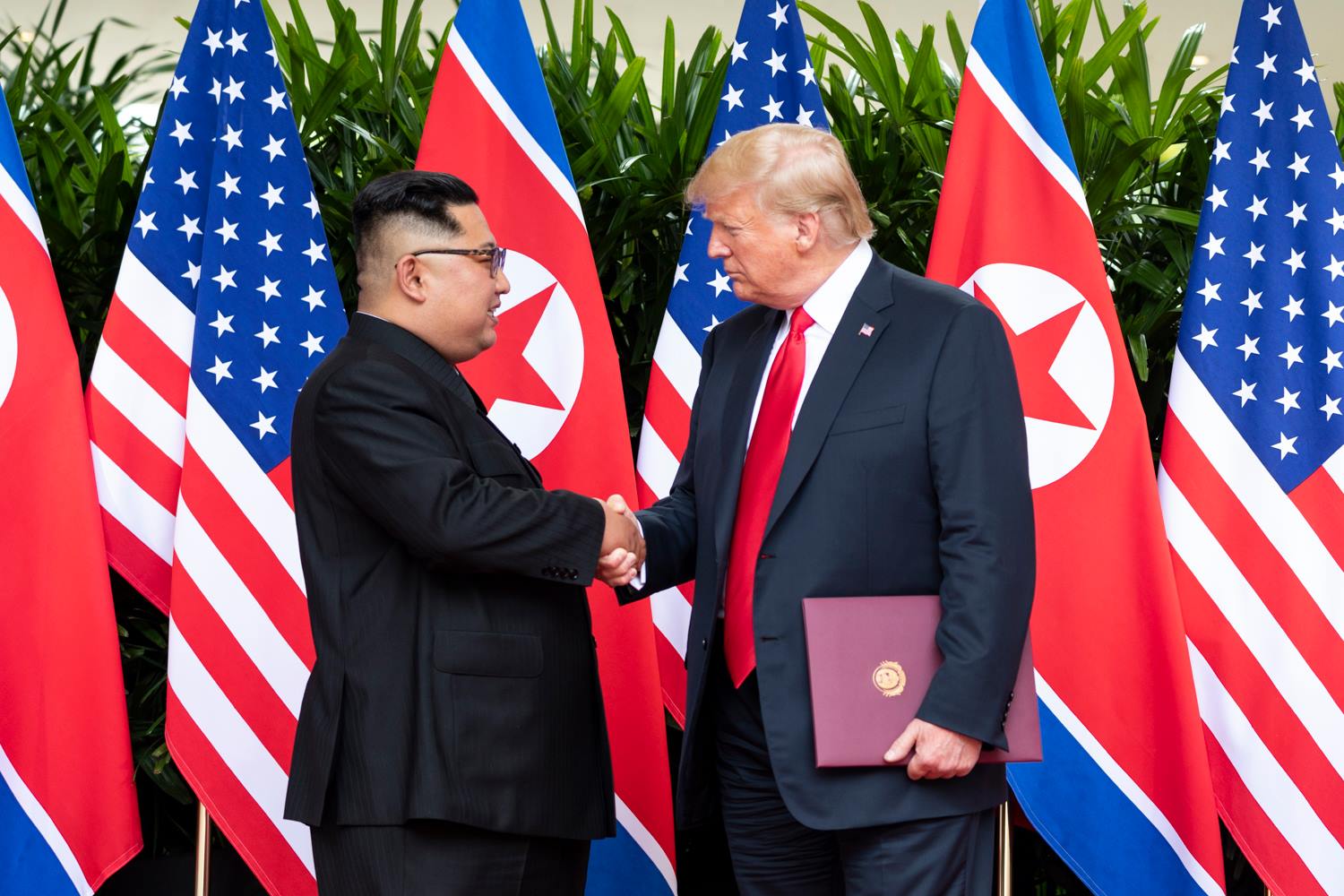 Presiden AS Donald Trump (kanan) berjabat tangan dengan Pemimpin Korut Kim Jong Un. (Foto/Facebook White House)