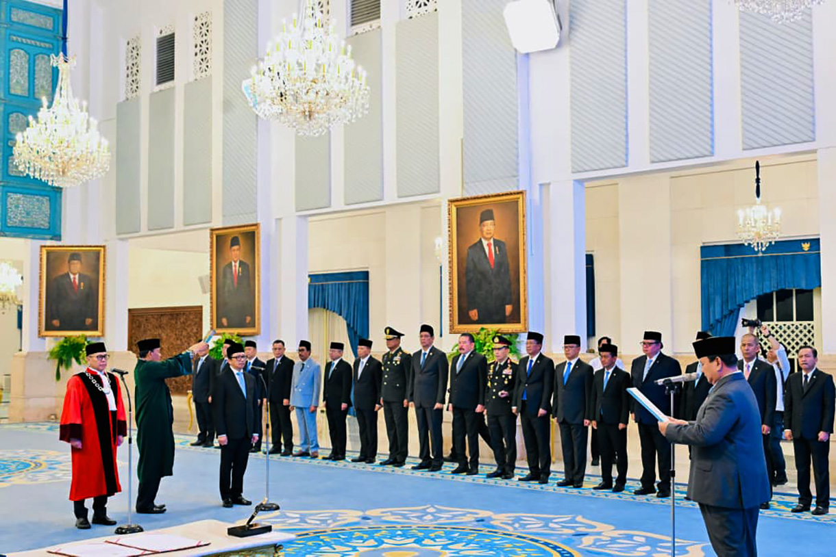 Presiden Prabowo Subianto (kanan) membacakan sumpah jabatan saat memimpin pembacaan sumpah jabatan pada pelantikan Hakim Mahkamah Konstitusi (MK) Adies Kadir (kiri) dan Wakil Menteri Keuangan Juda Agung (ketiga kiri) di Istana Negara, Jakarta, Kamis (5/2/2026). (Biro Pers)