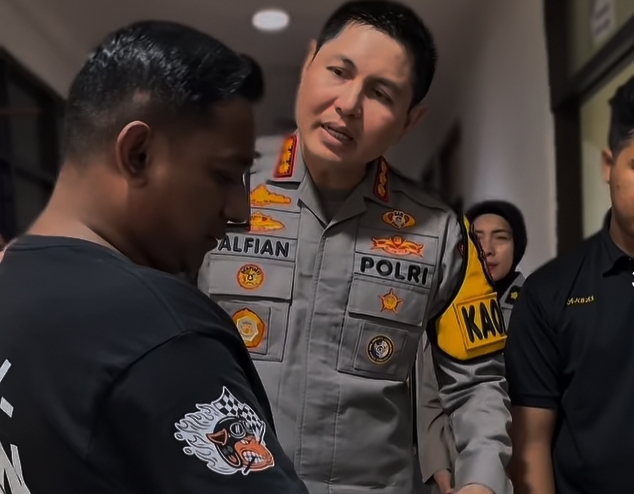 Kapolres Metro Jakarta Timur, Kombes Pol Alfian Nurrizal saat berbicara dengan pelaku penganiayaan. (Foto/istimewa)