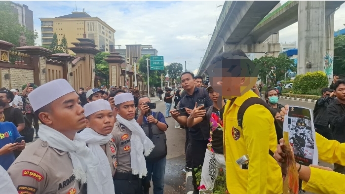 Pria yang mengenakan almamater Yellow Jacket (kanan) dipastikan bukan mahasiswa UI. (Foto/Istimewa)