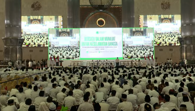 Puluhan ribu jemaah dari berbagai ormas Islam padati acara doa bersama di Masjid Istiqlal, Jakarta, Sabtu (7/2/2026). (BeritaNasional/YouTube TVNU)