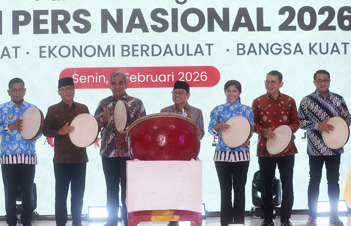 Menteri Koordinator Bidang Pemberdayaan MasyarakatÂ MuhaiminÂ Iskandar (tengah) memukul alat musik terbang gede didampingi (dari kiri) Ketua Umum PWI Pusat Akhmad Munir, Gubernur Banten Andra Soni, Menteri Desa dan Pembangunan Daerah Tertinggal Yandri Susanto, Ketua MPR Ahmad Muzani, Menteri Komunikasi dan Digital Meutya Hafid, Menteri Kebudayaan Fadli Zon, Menteri Ekonomi Kreatif Teuku Riefky Harsya, dan Ketua Dewan Pers Komaruddin Hidayat dalam puncak peringatan Hari Pers Nasional 2026 di Kota Serang, Banten, Senin (9/2/2026).  (Beritanasional.com/Oke Atmaja)