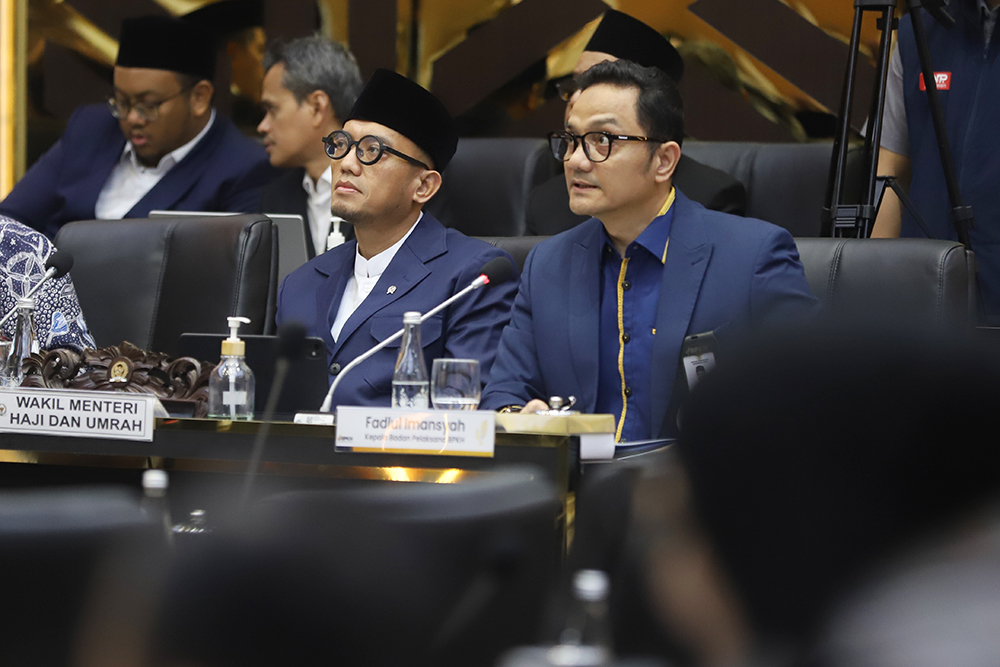 Wakil Menteri Haji dan Umrah Dahnil Anzar Simanjuntak (kiri) bersama Kepala Badan Pelaksana Badan Pengelola Keuangan Haji (BPKH) Fadlul Imansyah (kanan) bersiap mengikuti rapat kerja bersama Badan Legislasi (Baleg) DPR . (BeritaNasional/Elvis Sendouw)
