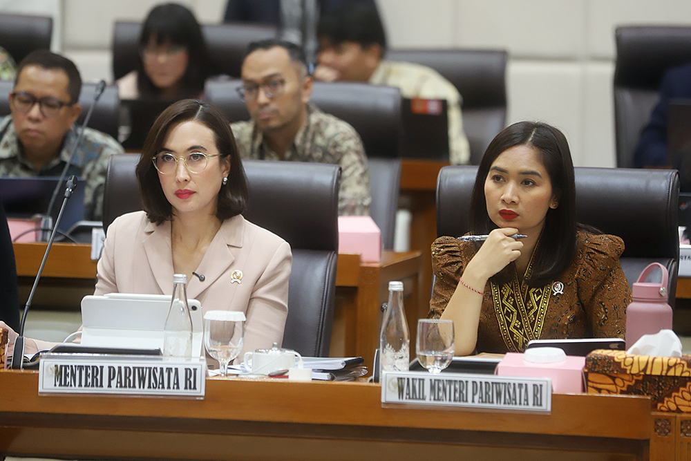 Menteri Pariwisata Widiyanti Putri Wardhana memberikan penjelasan dalam rapat kerja bersama Komisi VII DPR. (BeritaNasional/Elvis Sendouw)