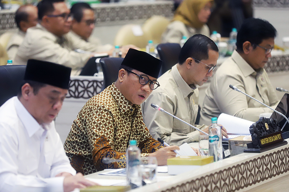 Menteri Desa dan Pembangunan Daerah Tertinggal (Mendes PDT) Yandri Susanto (kiri) dan Menteri Transmigrasi (Mentrans) Muhammad Iftitah Sulaiman Suryanagara hadiri rapat kerja bersama Komisi V DPR. (BeritaNasional/Elvis Sendouw)