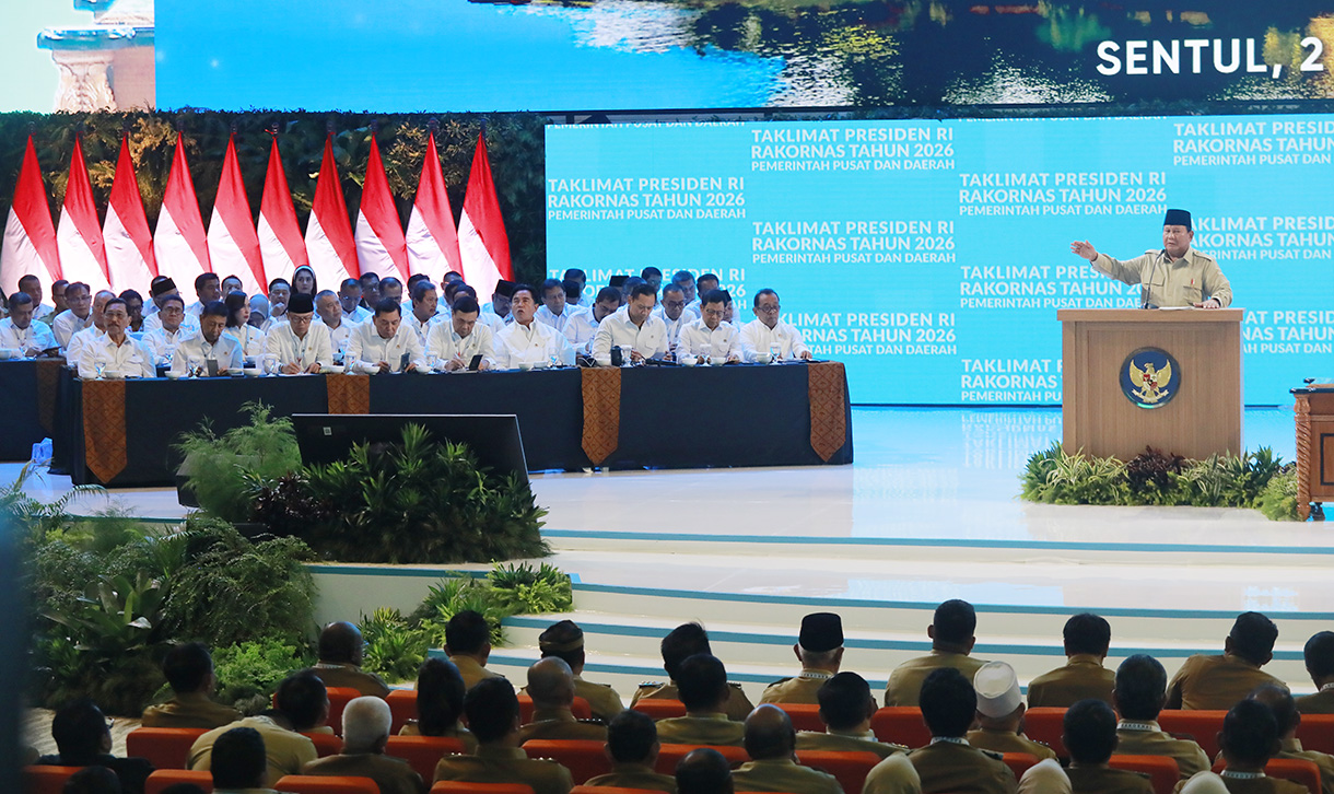Presiden Prabowo Subianto (tengah) menyampaikan taklimat dalam Rakornas Pemerintah Pusat dan Pemerintah Daerah 2026 di Sentul International Convention Center (SICC), Kabupaten Bogor, Jawa Barat, Senin (2/2/2026). (Beritanasional.com/Oke Atmaja)