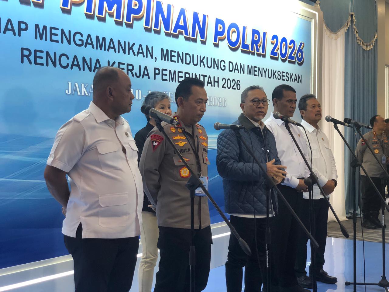 Kapolri Jenderal Listyo Sigit Prabowo (dua dari kiri) saat memberikan keterangan pers. (BeritaNasional/Bachtiarudin Alam)