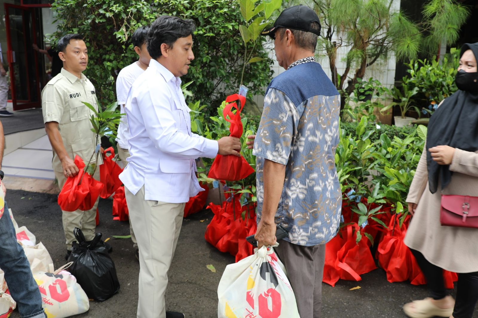 Rayakan HUT ke-18, Gerindra Bagikan Bibit Pohon Buah sebagai Simbol Keberlanjutan. (Foto/Dok Istimewa)