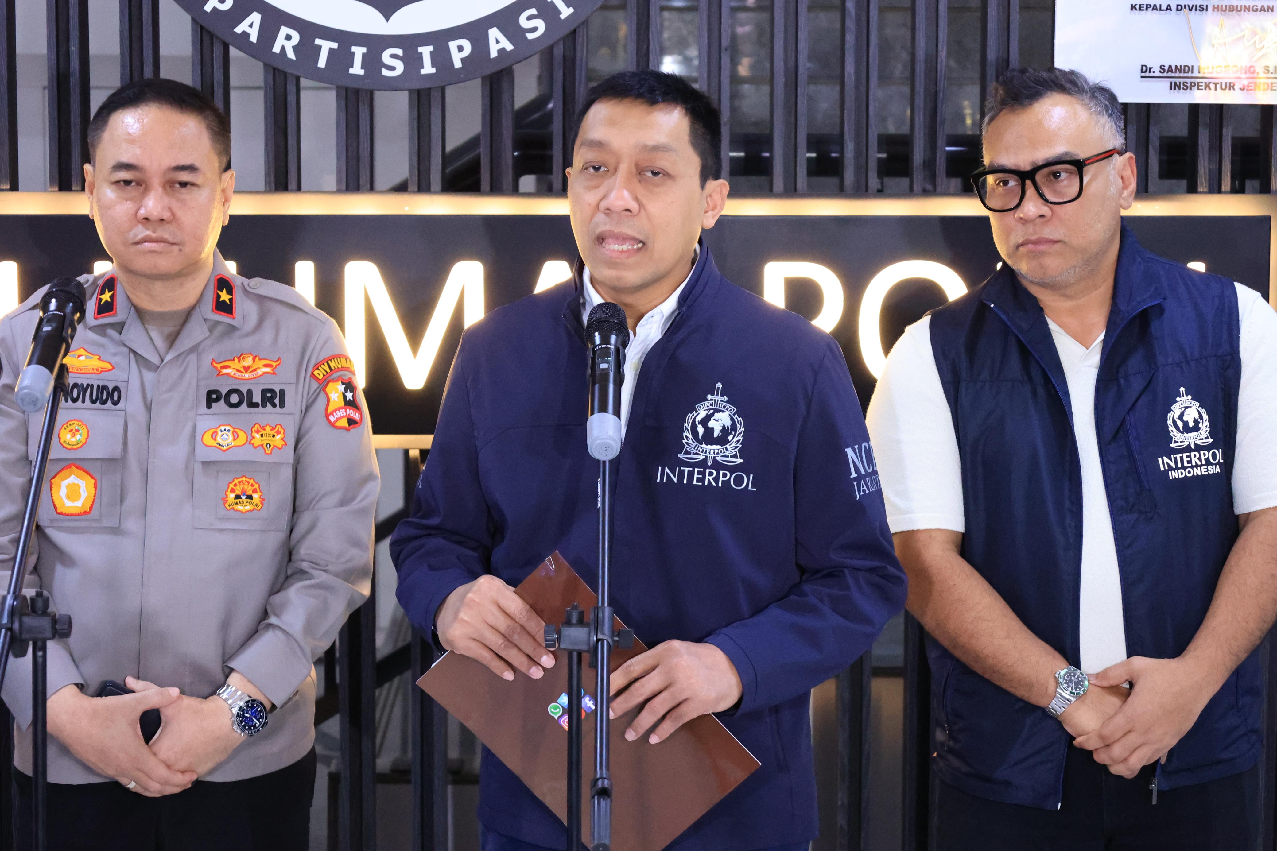 Sekretaris NCB Div Hubinter Polri Brigjen Pol. Untung Widyatmoko (tengah) dan Kabag Jatinter Polri Kombes Pol. Ricky Purnama (kanan). (BeritaNasional/Bachtiar)
