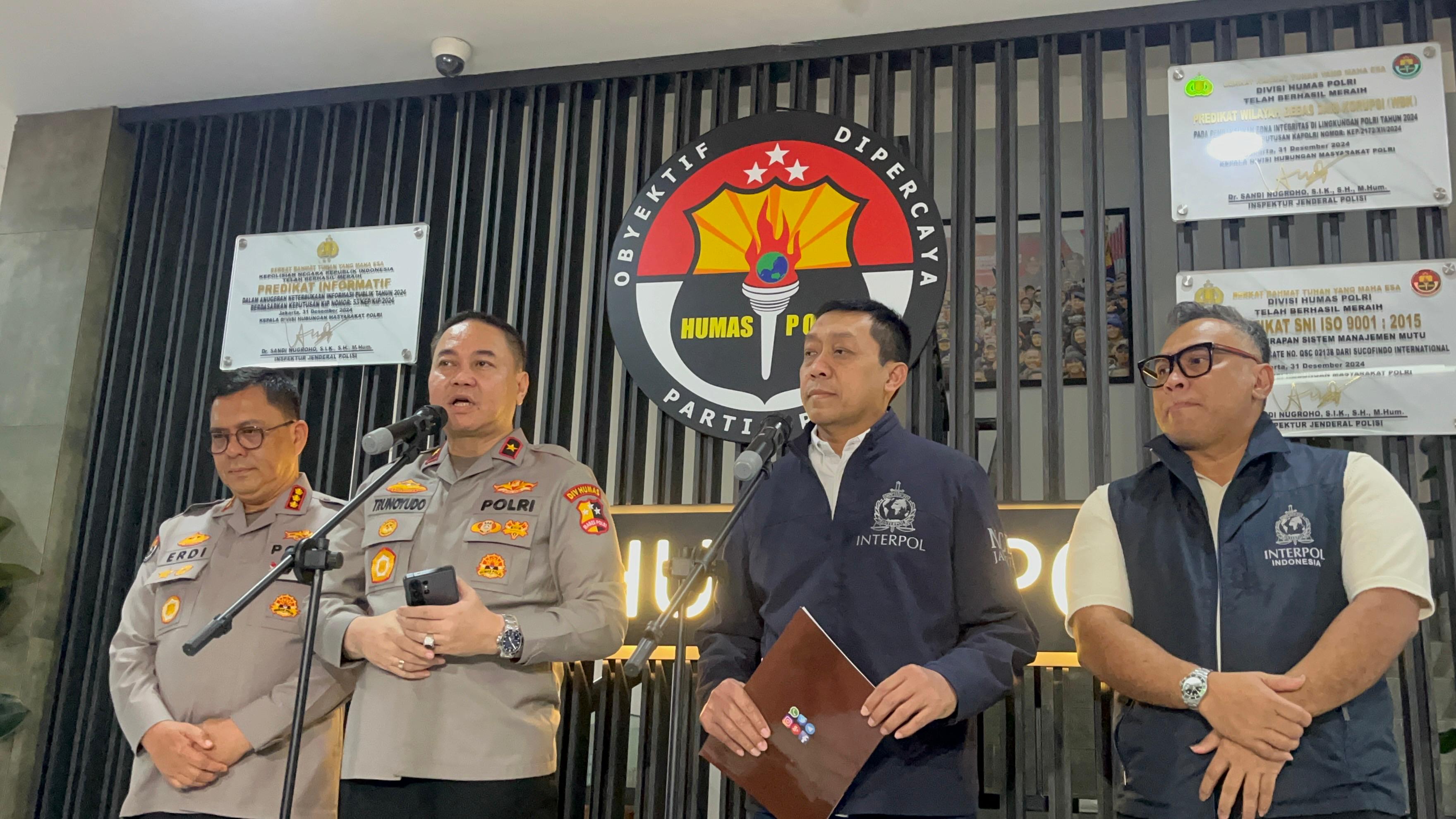 Sekretaris NCB Hubinter Polri Brigjen Untung Widyatmoko (dua dari kanan) saat memberikan keterangan pers. (BeritaNasional/Bachtiarudin)