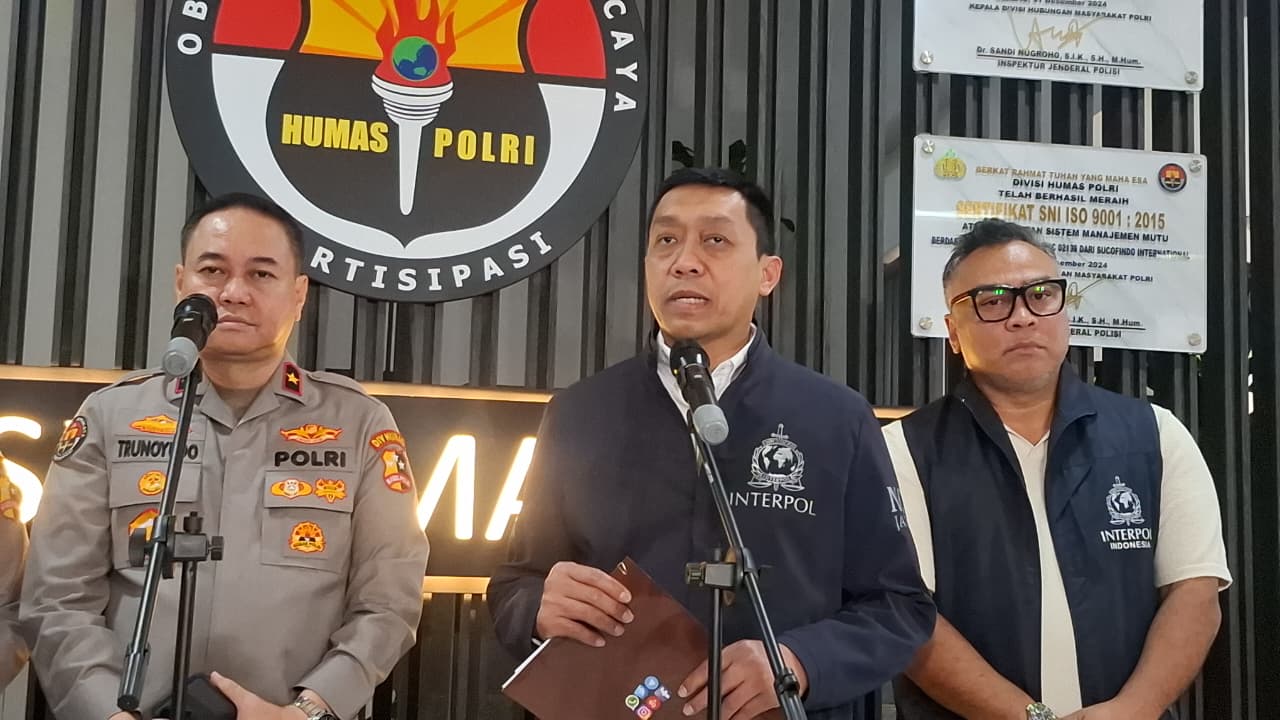 Sekretaris NCB Hubinter Polri, Brigjen Untung Widyatmoko saat jumpa pers di Mabes Polri, Jakarta, Minggu (1/2/2026). (BeritaNasional/Bachtiar)