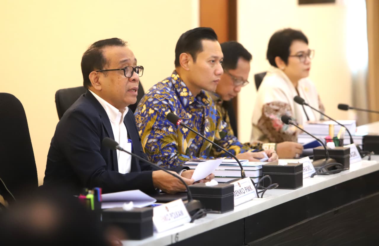 Menko PMK Pratikno dalam Rapat Tim Pengarah Satuan Tugas Rehabilitasi dan Rekonstruksi Pascabencana Alam. (Foto/Kemenko PMK)