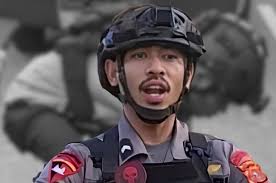Bripda MS pelaku yang memukul kepala AT di Maluku saat mencoba mengelak atas perbuatannya. (BeritaNasional/SinPo)