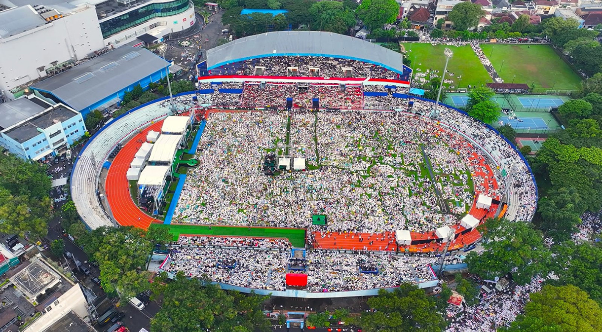 Ribuan warga Nahdlatul Ulama (NU) menghadiri Mujahadah Kubro di Stadion Gajayana, Malang, Jawa Timur, Minggu (8/2/2026).(Biropers)