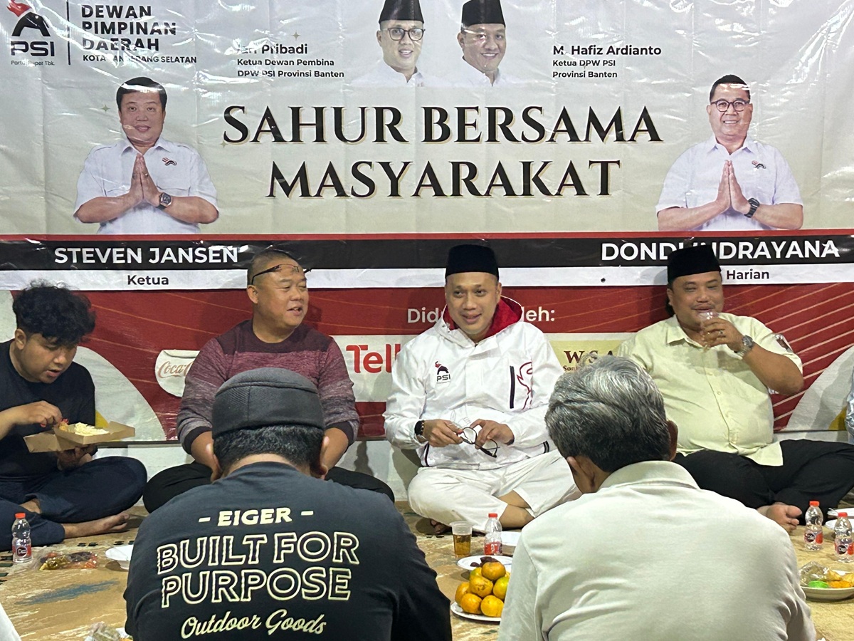 Ketua Dewan Pembina PSI Banten Ian Pribadi safari ramadan bersama warga di Tangsel. (Foto/PSI).