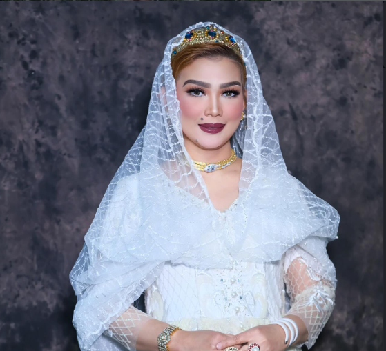 Istri Gubernur Kaltim Sarifah Suraidah mengenakan tiara. (BeritaNasional/IG Syarifah Suraidah)