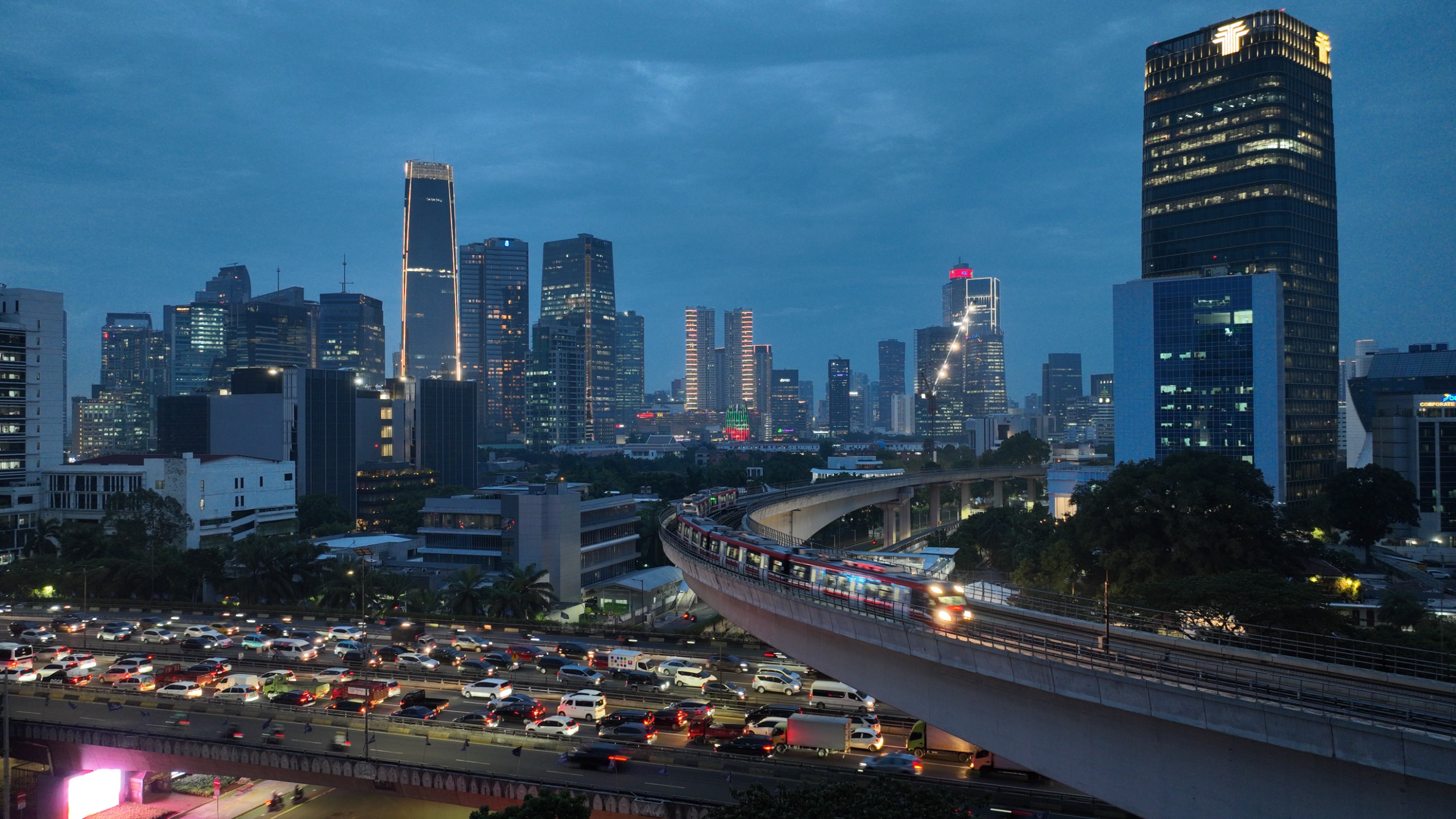 LRT melintas sore hari. (BeritaNasional/dok LRT)