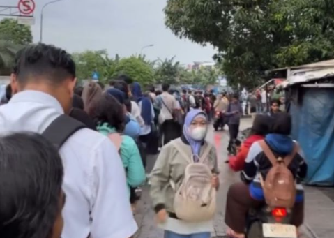 Antrian penumpang Transjakarta mengular imbas kemacetan di Puri Beta 2 dan Koridor 13. (BeritaNasional/tangkapan layar)