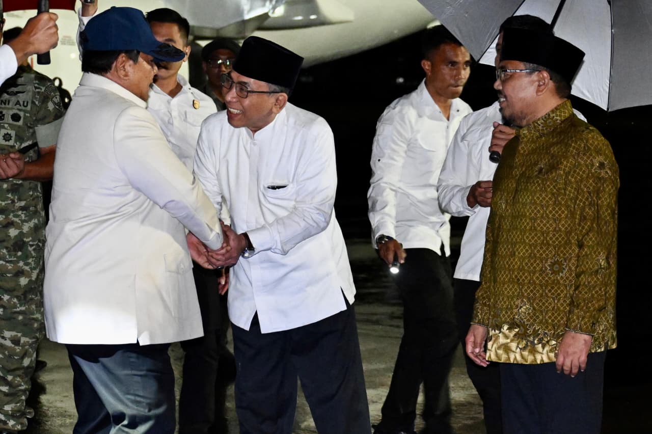 Presiden Prabowo Subianto tiba di Jawa Timur disambut pimpinan PBNU. (BeritaNasional/Setpres)