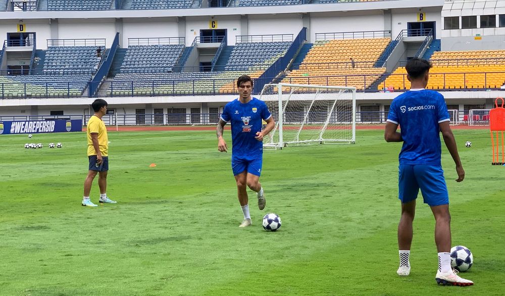 Penyerang anyar Persib Bandung Sergio Castel (tengah). (Foto/Dok Persib)