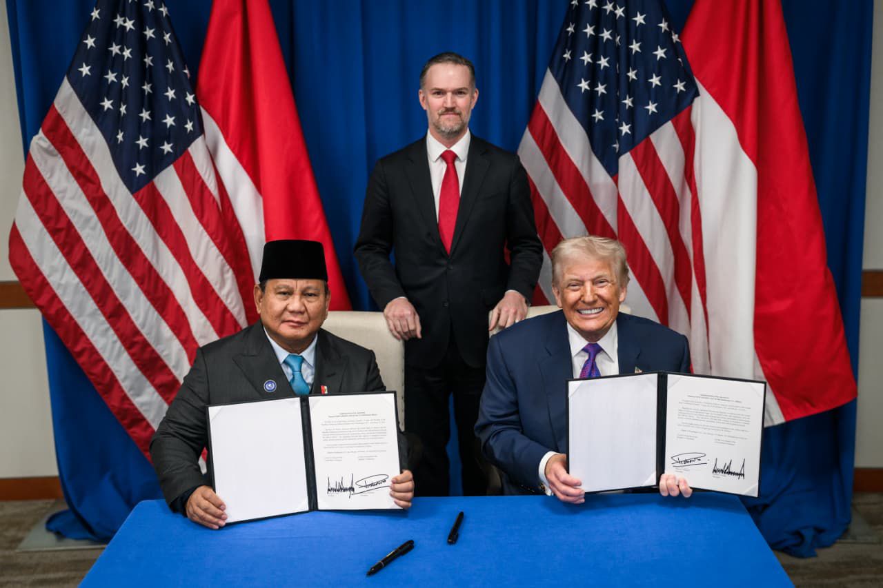 Presiden Prabowo Subianto (kiri) bersama Presiden AS Donald Trump saat melakukan kesepakatan dagang. (Foto/BPMI)