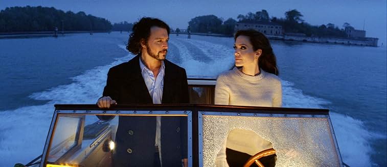Angelina Jolie dan Johnny Depp dalam The Tourist. (BeritaNasional/Columbia Pictures)