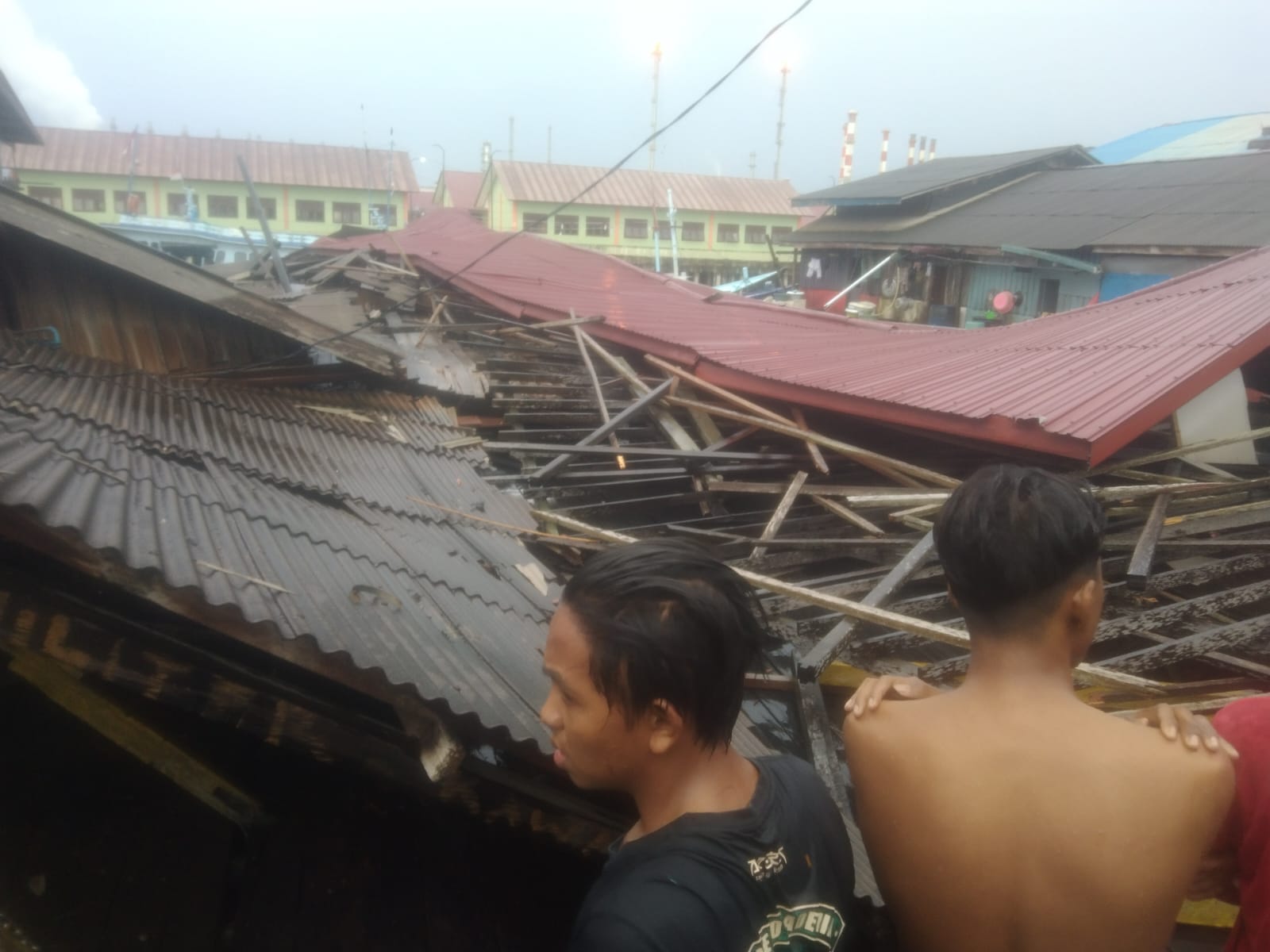 Rumah runtuh dihantam angin kencang di Balikpapan Kalimantan Timur. (BeritaNasional/BNPB)
