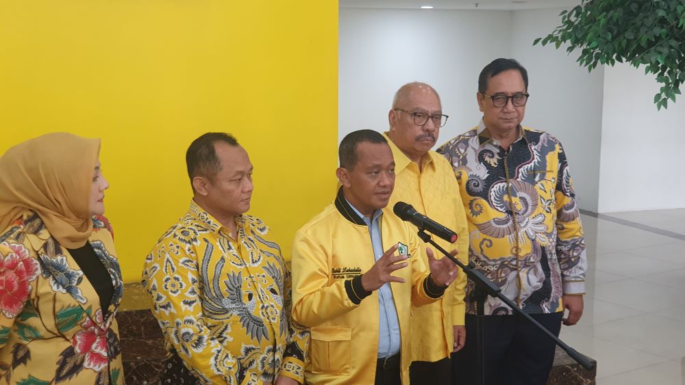 Ketum Partai Golkar Bahlil Lahadalia (tengah) saat memberikan keterangan pers. (BeritaNasional/Bachtiarudin Alam)