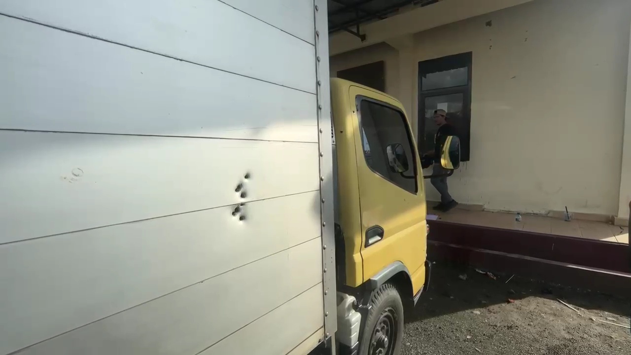 Truk yang terkena tembakan misterius di saat Melintas di Jalan Yahukimo, Papua. (Foto/Istimewa)
