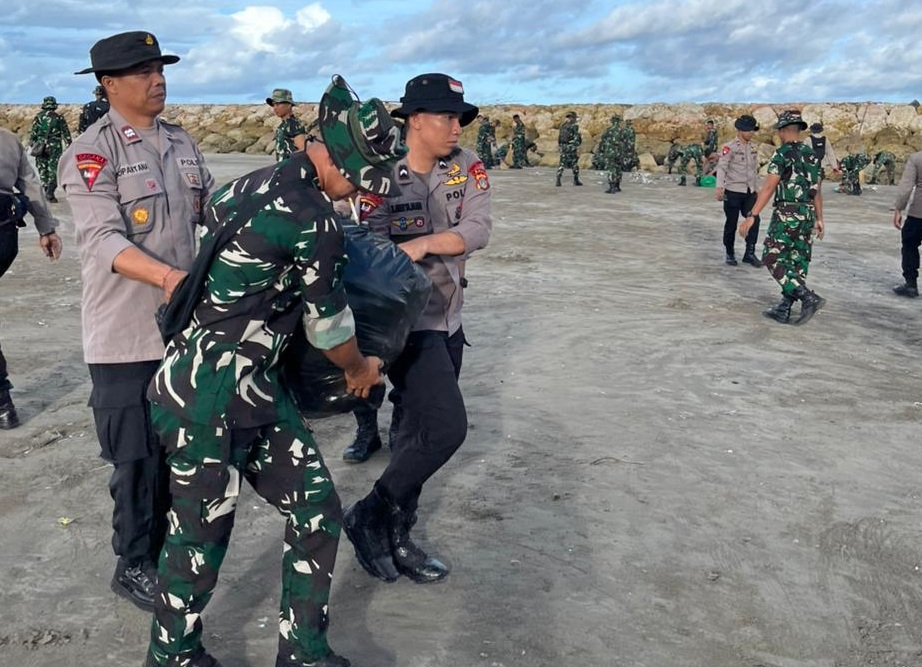 Sorotan Prabowo soal Sampah Bali, Aparat dan Warga Gelar Aksi Bersih Pantai. (Foto/istimewa).