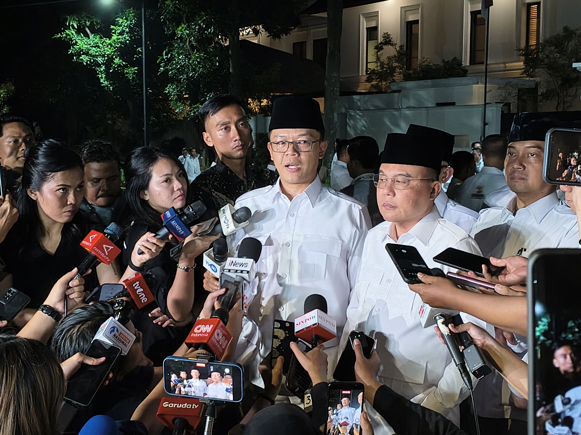 Sekjen Partai Gerindra Sugiono (kiri) bersama Ketua Harian DPP Partai Gerindra Sufmi Dasco Ahmad. (BeritaNasional/Ahda)