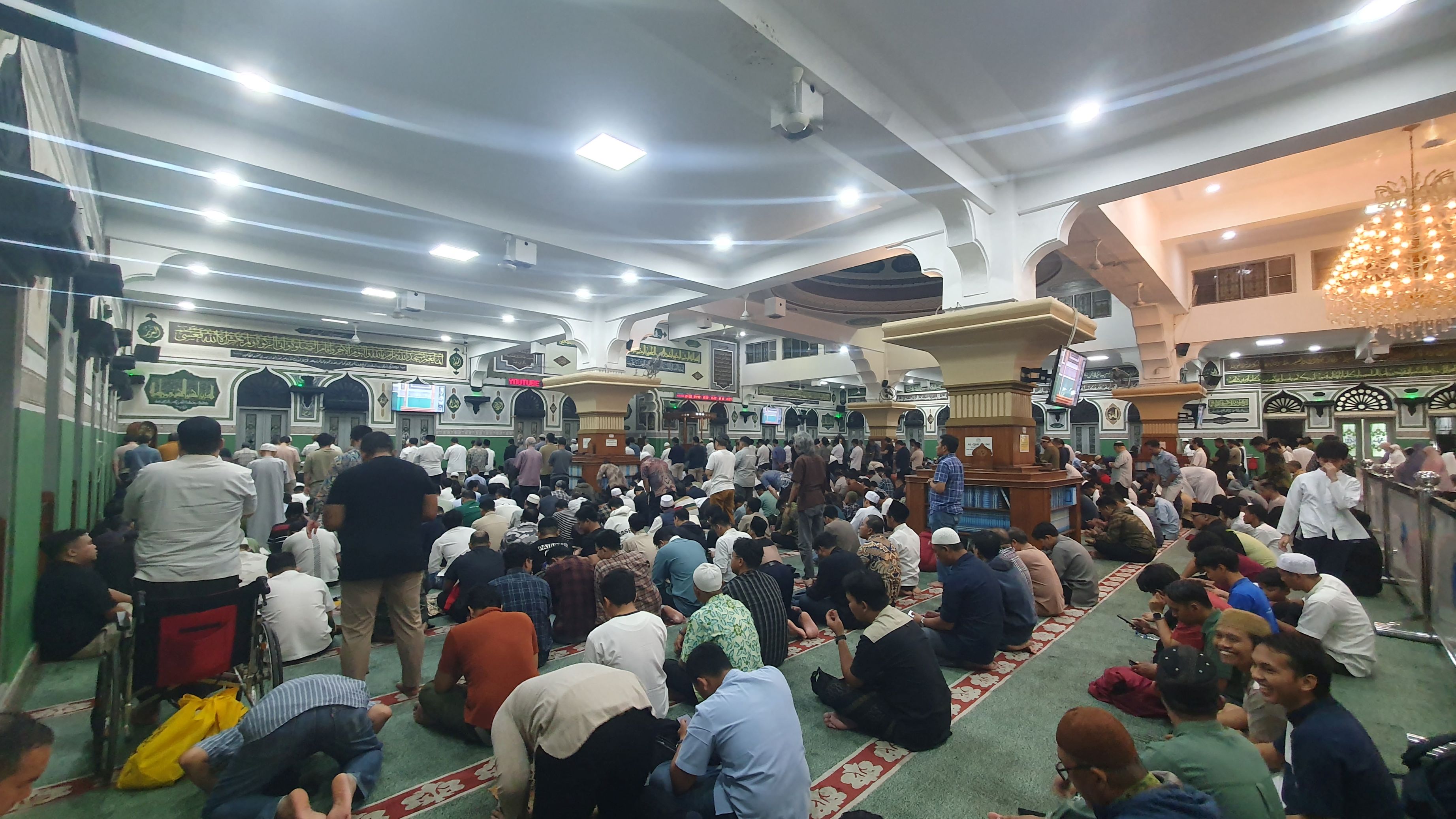 Suasana tarawih pertama di Masjid Agung Al-Azhar, Jakarta Selatan (18/2/2026). (BeritaNasional/Bachtiar)