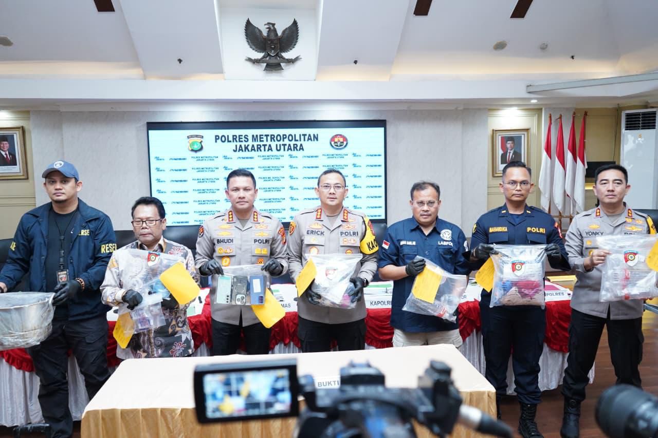 Polres Jakarta Utara merilis barang bukti kasus satu keluarga tewas. (BeritaNasional/Bachtiarudin Alam)