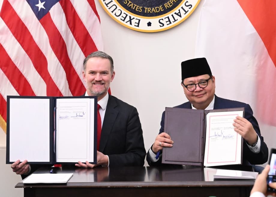 Menko Perekonomian Airlangga Hartarto menandantangani Perjanjian Dagang Timbal Balik atau Agreement on Reciprocal Tariff (ART) RI-AS di Washington DC. (BeritaNasional/BPMI Setpres)