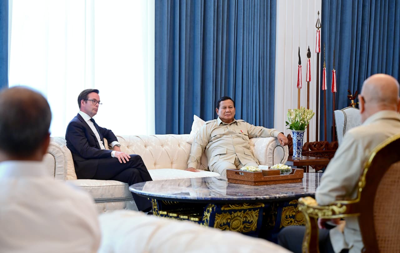 Presiden Prabowo Subianto menerima Direktur Utama Garuda Indonesia Glenny Kairupan bersama jajaran petinggi produsen pesawat Embraer. (Foto/BPMI Setpres)