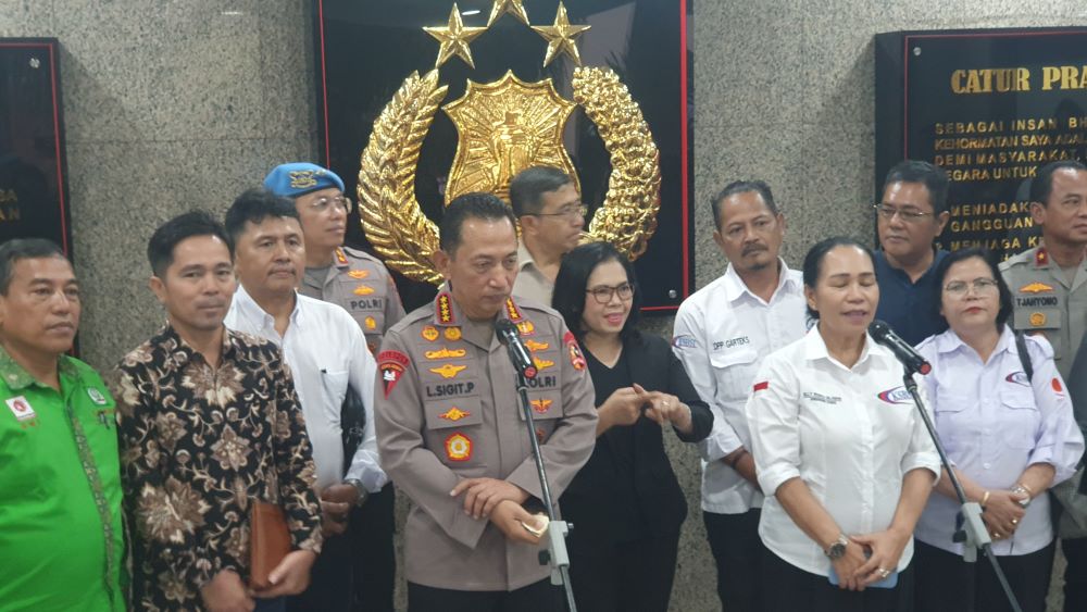 Kapolri Jenderal Listyo Sigit Prabowo (tengah) saat memberikan keterangan pers. (BeritaNasional/Bachtiarudin Alam)