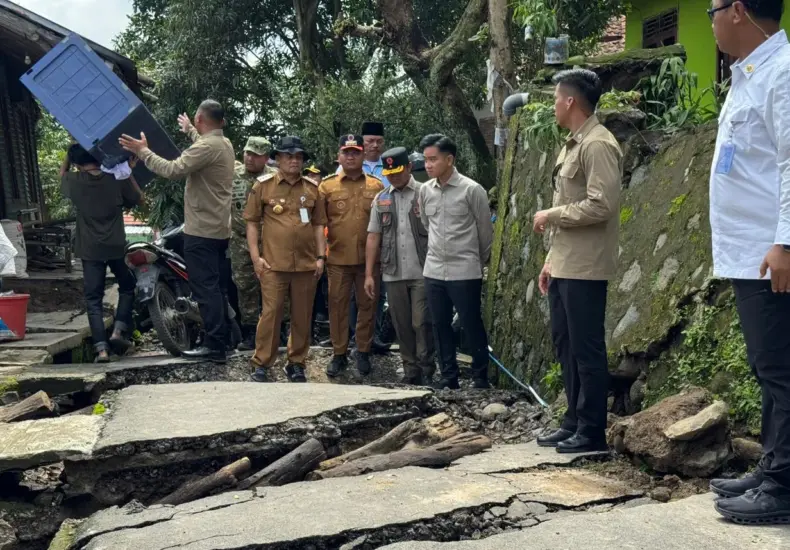 Wapres Gibran Rakabuming Raka saat meninjau lokasi longsor di Tegal, Jawa Tengah. (Foto/Setwapres)